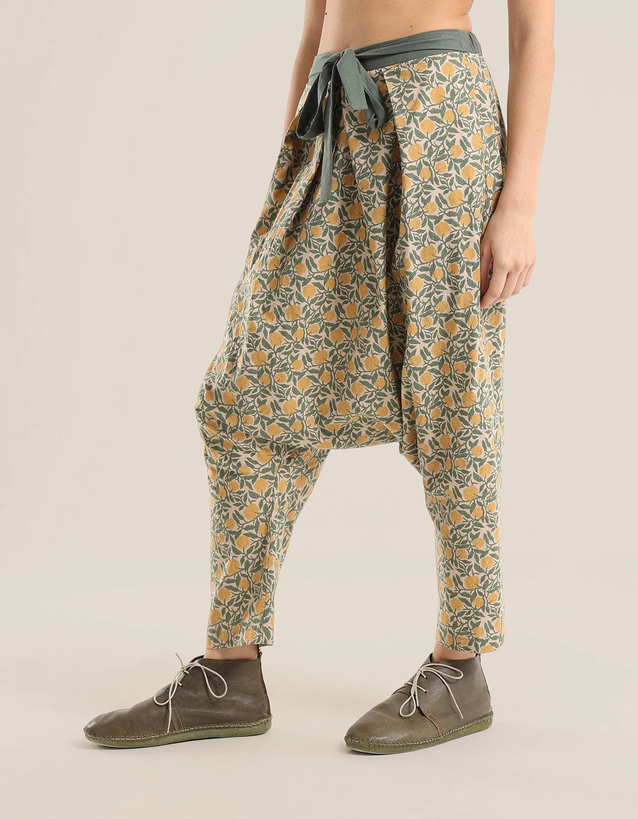 Harem pants with waistline and belt in plain cotton